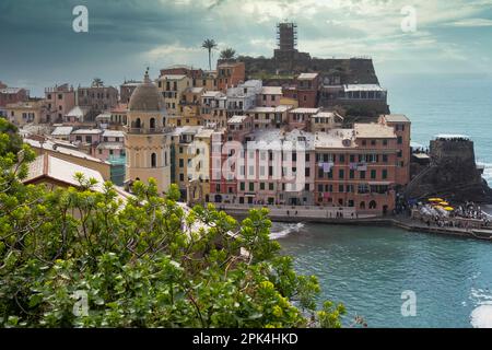 Belle vue sur Vernazza. L'un des cinq célèbres villages colorés du parc national des Cinque Terre en Italie, suspendu entre mer et terre sur une falaise Banque D'Images