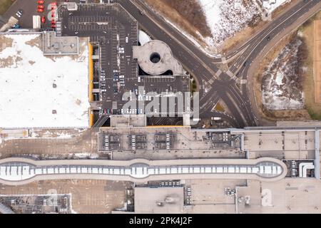 Photographie de drone du centre commercial et de la place de stationnement au printemps matin nuageux. Directement au-dessus Banque D'Images