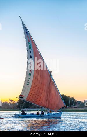 Feluccas sur le Nil au coucher du soleil, Louxor, Égypte, Afrique du Nord-est Banque D'Images