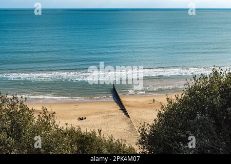 Bournemouth, Royaume-Uni - 2 avril 2023 : vue sur l'une des groynes de la plage de Bournemouth. Banque D'Images
