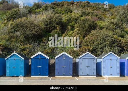 Bournemouth, Royaume-Uni - 2 avril 2023 : cabines de plage colorées sur la plage de Bournemouth. Banque D'Images