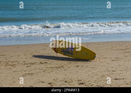 Bournemouth, Royaume-Uni - 2 avril 2023: RNLI Lifeguard Rescue Board sur la plage de Bournemouth. Banque D'Images