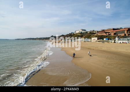 Bournemouth, Royaume-Uni - 10 février 2023 : deux personnes sur une plage vide de Bournemouth. Banque D'Images