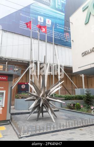 Istanbul, Turquie - 11 décembre 2022 : sculpture à la Chambre d'Industrie d'Istanbul. Banque D'Images