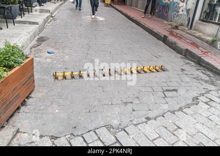 Istanbul, Turquie - 11 décembre 2022 : bande de pointes à la crevaison des pneus. Spike Strip pour contrôler la circulation dans la rue. Banque D'Images