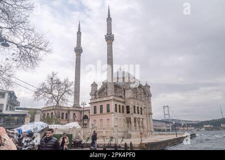 Istanbul, Turquie - 11 décembre 2022: Mosquée Ortakoy ou Buyuk Mecidiye Camii. Mosquée Ortakoy à Istanbul, sur le littoral européen du Bosphore Banque D'Images