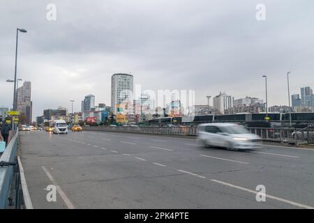 Istanbul, Turquie - 11 décembre 2022 : boulevard Barbaros à Istanbul. Banque D'Images