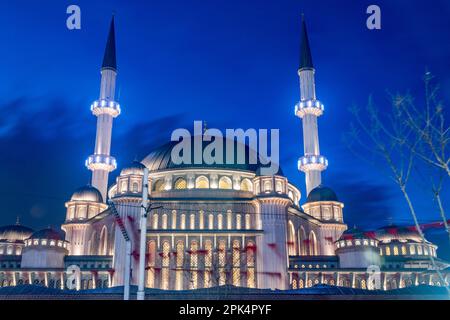 Mosquée Taksim (turc : Taksim Camii). Mosquée complexe la nuit à Istanbul, Turquie. Banque D'Images