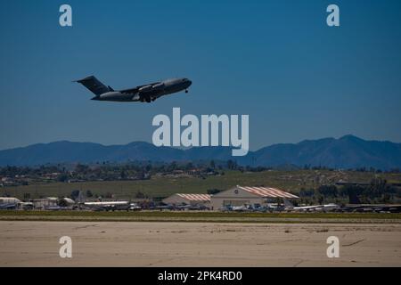 Un C-17 Globemaster affecté à l'aile de transport aérien 167th de la Garde nationale aérienne de Virginie-Occidentale débarque de la base de la réserve aérienne de mars en Californie sur 1 avril 2023 transportant des aviateurs affectés à l'aile d'attaque 163D pour exercer Balikatan aux Philippines. Le 163D sera le premier élément de l'intégration à grande échelle d'une plate-forme sans pilote dans l'espace aérien des Philippines. Ils travailleront côte à côte avec les Forces armées des Philippines (AFP) pour fournir des services de renseignement, de surveillance, de reconnaissance, de sensibilisation au domaine maritime et de simulation de soutien aérien offensant pour l'exercice. Banque D'Images