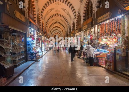 Istanbul, Turquie - 10 décembre 2022 : vue à l'intérieur du bazar aux épices. Un des plus grands bazars d'Istanbul. Banque D'Images