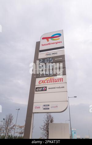 Istanbul, Turquie - 10 décembre 2022: Tableau des prix du carburant sur la station-service Total Energies. Banque D'Images