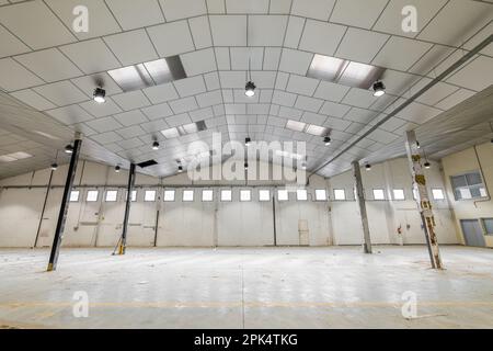 Hall spacieux et vide avec poutres et lampes en métal préparés pour un parking ou une usine. Solution concept pour le manque de places de parking en ville Banque D'Images