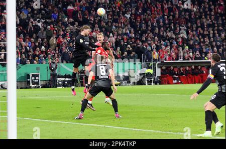 Munich, Allemagne . 04th avril 2023. MUNICH, ALLEMAGNE - AVRIL 04: 2 Dayot UAMECANO, 4 Matthijs de LIGT vs #9 Lucas H…LER - Hoeler, pendant le quart-finale de la coupe DFB entre le FC Bayern MŸnchen et SC Freiburg à Allianz Arena sur 04 avril 2023 à Munich, Allemagne.DFB-Pokal - coupe DFB - match de football entre le FC Bayern Muenchen et SC FREIBURG à Munich sur 4. Avril 2023, 1:2 - DFB Fussball, (photo et copyright @ ATP images/Arthur THILL (THILL Arthur/ATP/SPP) crédit: SPP Sport Press photo. /Alamy Live News Banque D'Images