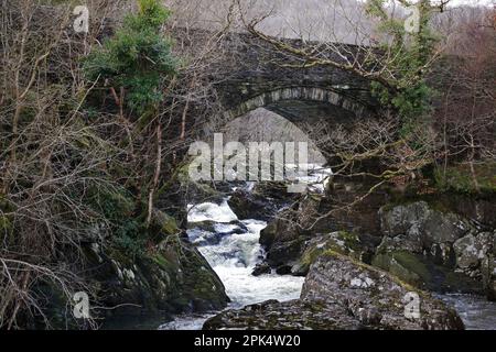 La rivière Llugwy ici est proche du village de Pont Cyfyng à Snowdonia et de la cascade connue sous le nom de Cyfyng Falls. Banque D'Images