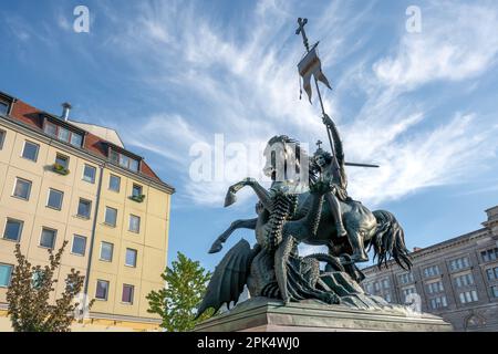 Saint George en lamant la statue du Dragon - Berlin, Allemagne Banque D'Images