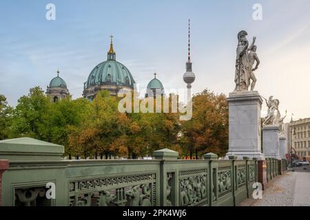 Pont Schlossbrucke avec cathédrale de Berlin et tour de télévision Fernsehturm - Berlin, Allemagne Banque D'Images