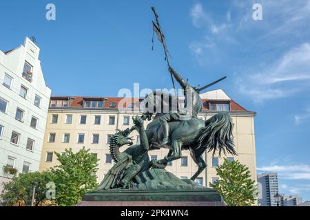 Saint George en lamant la statue du Dragon - Berlin, Allemagne Banque D'Images