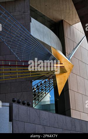 COSTA MESA, CALIFORNIE: 4 avril 2023: Détail de la façade avant du Segerstrom Hall. Banque D'Images