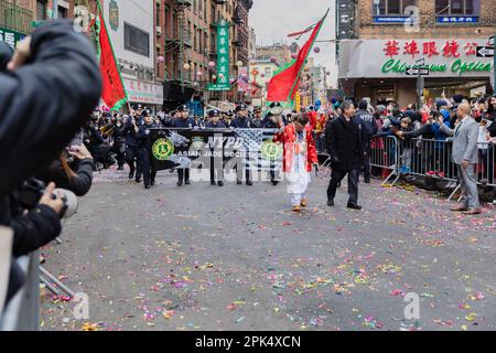 New York, Chinatown, Etats-Unis - 12 février 2023: NYPD Asian Jade Society défilant devant le public lors de la célèbre chinoise du nouvel an 2023 de Chinatown Banque D'Images