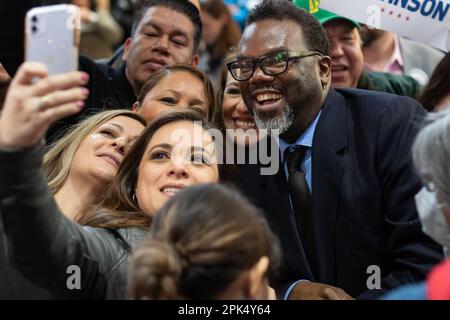 La candidate Brandon Johnson (maintenant maire élu) lors d'un rassemblement de samedi matin avec des partisans hispaniques progressistes dans le quartier majoritairement mexicain de Little Village à Chicago, au restaurant mi Tierra sur l'avenue Kedzie. Banque D'Images