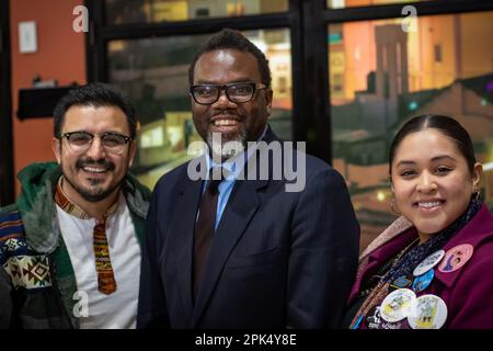 La candidate Brandon Johnson (maintenant maire élu) lors d'un rassemblement de samedi matin avec des partisans hispaniques progressistes dans le quartier majoritairement mexicain de Little Village à Chicago, au restaurant mi Tierra sur l'avenue Kedzie. Banque D'Images