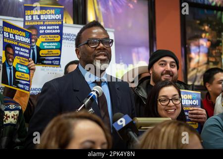 La candidate Brandon Johnson (maintenant maire élu) lors d'un rassemblement de samedi matin avec des partisans hispaniques progressistes dans le quartier majoritairement mexicain de Little Village à Chicago, au restaurant mi Tierra sur l'avenue Kedzie. Banque D'Images