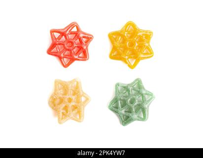 Fryums d'étoiles non cuits isolés sur un fond blanc Banque D'Images