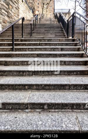 Les escaliers menant du trottoir jusqu'à la ville de Tudor présentent un obstacle formidable pour les handicapés, 2023, New York, États-Unis Banque D'Images