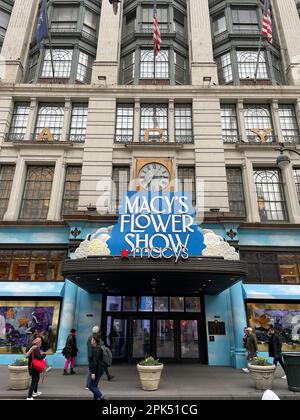 La façade du grand magasin phare de Macy est décorée pour son spectacle annuel de fleurs du printemps, New York City, USA 2023 Banque D'Images