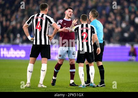 Le Trippier Kieran de Newcastle United parle au Declan Rice de West Ham United devant l'arbitre Craig Pawson après le premier but de West Ham lors du match de la Premier League au stade de Londres. Date de la photo: Mercredi 5 avril 2023. Banque D'Images