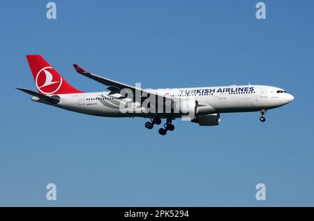 L'Airbus A330-200 de Turkish Airlines s'approche de l'aéroport de Londres Gatwick Banque D'Images