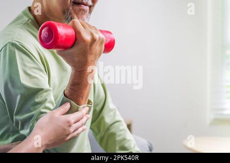 Personnes âgées qui font la thérapie physique après l'opération chirurgicale Banque D'Images