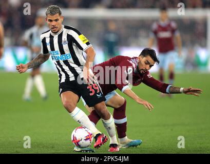 Bruno Guimaraes, de Newcastle United (à gauche), et Lucas Paqueta, de West Ham United, se battent pour le ballon lors du match de la Premier League au stade de Londres. Date de la photo: Mercredi 5 avril 2023. Banque D'Images