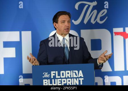 Le gouverneur Ron DeSantis (républicain de la Floride) prononce des remarques sur « et à la République : le Plan directeur de la Floride » au berceau du Musée de l'aviation de Garden City, New York, sur 1 avril 2023. Dans ses remarques, DeSantis a commenté l'inculpation de l'ancien président américain Donald J. Trump par le Grand jury de Manhattan. Crédit: John Roca/CNP/Sipa USA crédit: SIPA USA/Alay Live News Banque D'Images