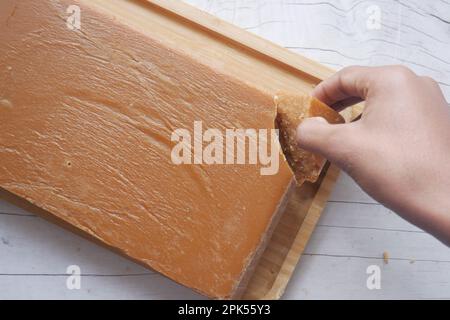 Cube de sucre de canne traditionnel de jaggery sur la table Banque D'Images