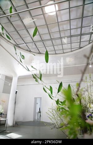 04-04-2023 Moscou Russie. Exposition ikebana à l'Institut d'architecture de Moscou ( Blagaya gilet ou "bonnes nouvelles"). Composition centrale de Ludmila Banque D'Images