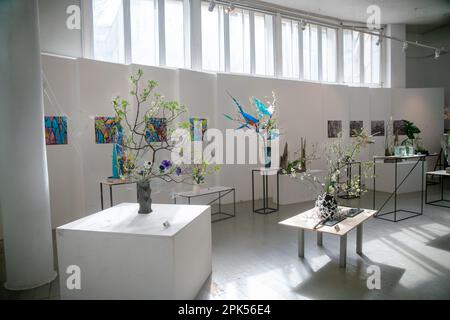 04-04-2023 Moscou Russie. Exposition ikebana à l'Institut d'architecture de Moscou ( Blagaya gilet ou "bonnes nouvelles") Banque D'Images