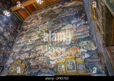 Murale à l'intérieur de Phra Ubosot à Wat Suthat à Bangkok, Thaïlande Banque D'Images