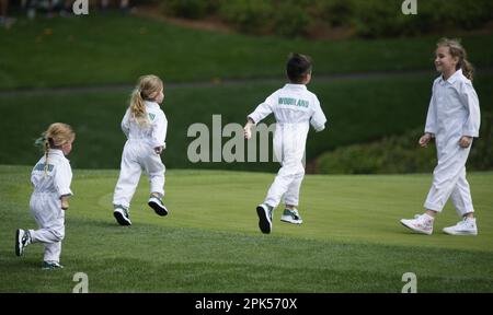 Augusta, États-Unis. 05th avril 2023. Les enfants du golfeur Gary Woodland jouent sur le green 8th lors du concours par 3 au tournoi de Masters au club de golf national d'Augusta, Géorgie, mercredi, 5 avril 2023. Photo de Bob Strong/UPI crédit: UPI/Alay Live News Banque D'Images