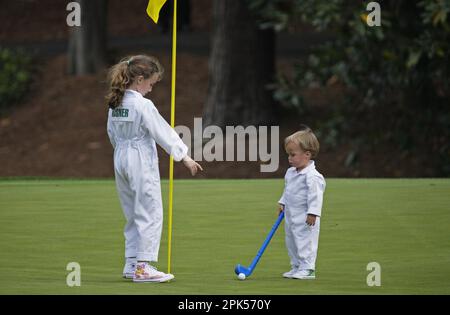 Augusta, États-Unis. 05th avril 2023. Les enfants de Kevin Kisner jouent sur le green 8th lors du concours par 3 au tournoi de Masters au club de golf national d'Augusta, Géorgie, mercredi, 5 avril 2023. Photo de Bob Strong/UPI crédit: UPI/Alay Live News Banque D'Images