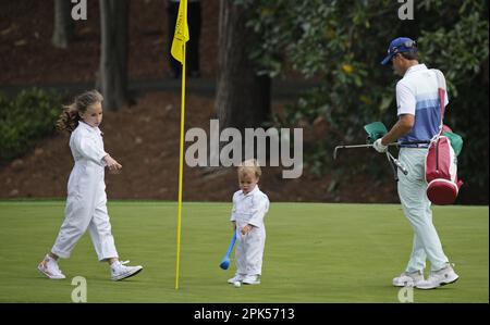 Augusta, États-Unis. 05th avril 2023. Les enfants de Kevin Kisner se préparent à jouer le green 8th lors du concours par 3 au tournoi de Masters au club de golf national d'Augusta, Géorgie, mercredi, 5 avril 2023. Photo de Bob Strong/UPI crédit: UPI/Alay Live News Banque D'Images