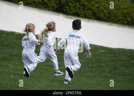 Augusta, États-Unis. 05th avril 2023. Les enfants du golfeur Gary Woodland jouent sur le green 8th lors du concours par 3 au tournoi de Masters au club de golf national d'Augusta, Géorgie, mercredi, 5 avril 2023. Photo de Bob Strong/UPI crédit: UPI/Alay Live News Banque D'Images