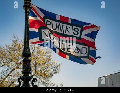 Punks pas Dead Union Jack drapeau volant au-dessus de Camden Town, Londres, Royaume-Uni Banque D'Images