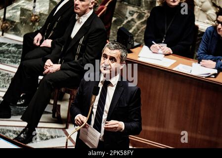 Antonin Bulat / le Pictorium - session de questions gouvernementales du 4 avril 2023 à l'Assemblée nationale - 4/4/2023 - France / Ile-de-France (région) / Paris - le Ministre de l'intérieur Gerald Darmanin répond aux députés lors de la session de questions au gouvernement du 4 avril 2023, À l'Assemblée nationale française. Banque D'Images