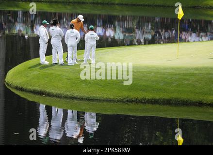 Augusta, États-Unis. 05th avril 2023. Tony Finau s'entretient avec sa famille sur le green 9th lors du concours par 3 au tournoi de Masters au club de golf national d'Augusta, Géorgie, mercredi, 5 avril 2023. Photo de Bob Strong/UPI crédit: UPI/Alay Live News Banque D'Images