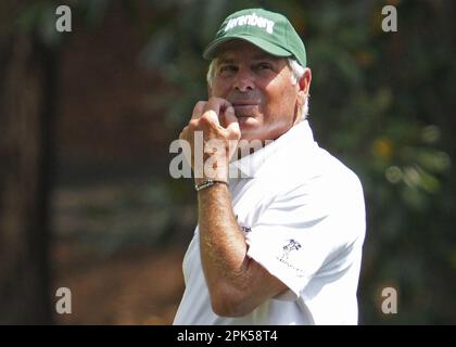 Augusta, États-Unis. 05th avril 2023. Le golfeur Fred couples regarde le classement sur le green 8th pendant le concours par 3 au tournoi de Masters au club de golf national d'Augusta, Géorgie, mercredi, 5 avril 2023. Photo de Bob Strong/UPI crédit: UPI/Alay Live News Banque D'Images