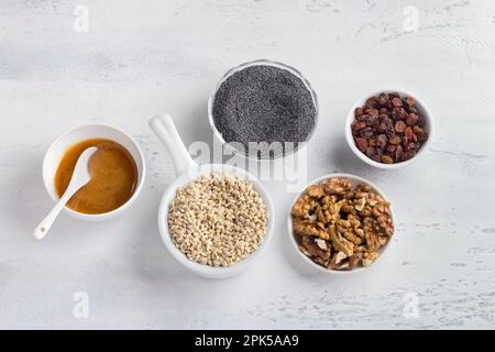 Ingrédients pour la cuisson du plat slave traditionnel sochivo ou kutia: Orge, graines de pavot, noix, raisins secs et miel. Traditions des chrétiens orthodoxes Banque D'Images