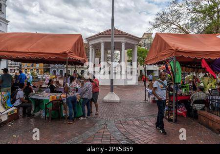 Stands de souvenirs et le pavillon sur la plaza de la Independencia, Casco Viejo, quartier historique de la ville de Panama Banque D'Images