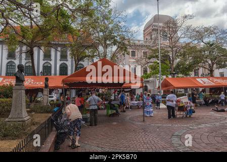 Stands de souvenirs et le pavillon sur la plaza de la Independencia, Casco Viejo, quartier historique de la ville de Panama Banque D'Images