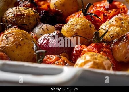 Légumes-racines rôtis dans un plat de cuisson. Gros plan extrême. Banque D'Images